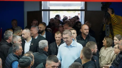 Mickoski: Për cilën shtëpi flet LSDM-ja, atë në Halkidiki apo në Dubai?