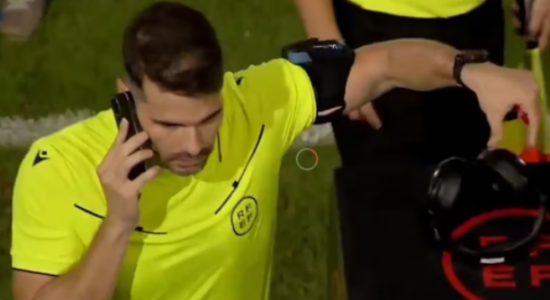 (VIDEO) E paprecedentë! Gjyqtarit anulon golin me telefon, pamjet bëjnë xhiron e rrjetit në Spanjë
