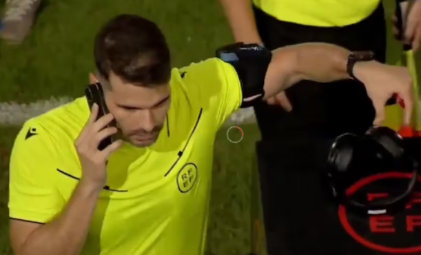 (VIDEO) E paprecedentë! Gjyqtarit anulon golin me telefon, pamjet bëjnë xhiron e rrjetit në Spanjë