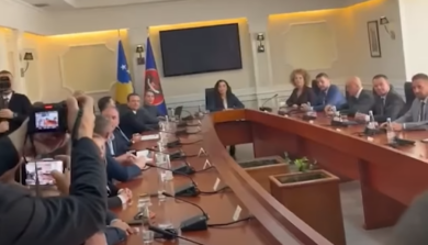 Vjosa Osmani në takim me liderët. Foto printscreen