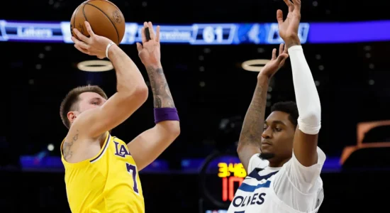 Lakers korrin suksesin e parë falë Doncic, humbasin Boston, Golden State e Phoenix