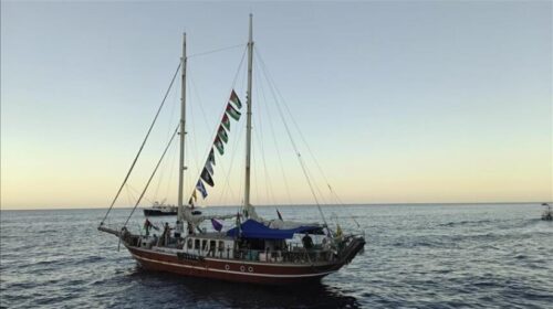 Anija e shkëputur nga Flotilja Globale “Sumud” hyn në ujërat e Gazës