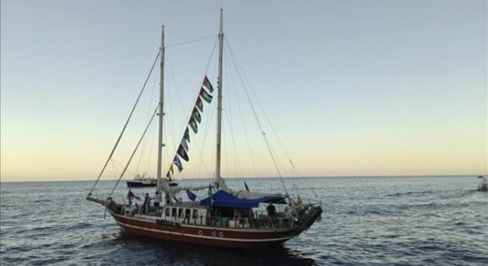 Anija e shkëputur nga Flotilja Globale “Sumud” hyn në ujërat e Gazës