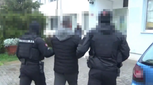 Arrestohen dy të rinj në Shkup, dyshohet se kanë djegur tre vetura