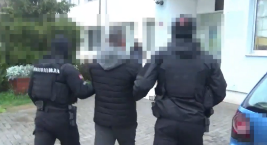 Arrestohen dy të rinj në Shkup, dyshohet se kanë djegur tre vetura
