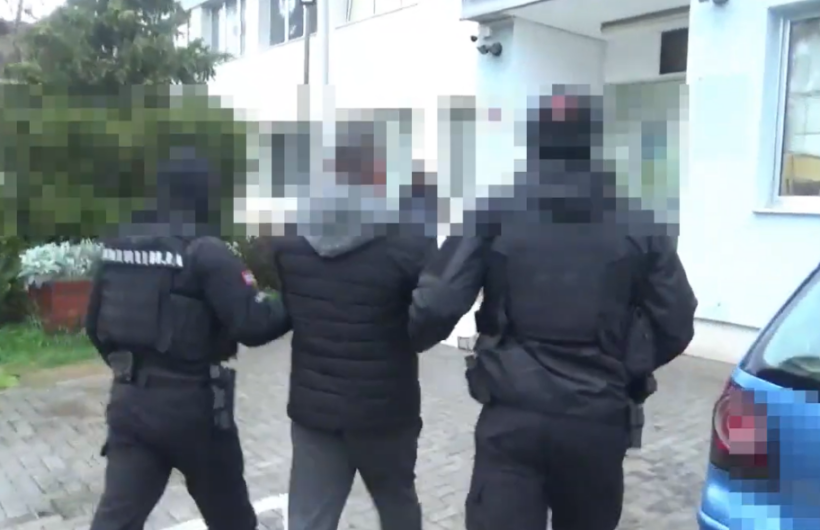 Arrestohen dy të rinj në Shkup, dyshohet se kanë djegur tre vetura