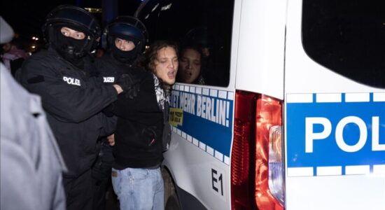 Shpërthejnë përleshje në protestën “Të bashkuar për Gazën” në Berlin, policia kryen arrestime