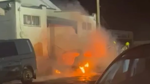 Akt terrorist në Britani, i vihet flaka një xhamie me dy besimtarë brenda