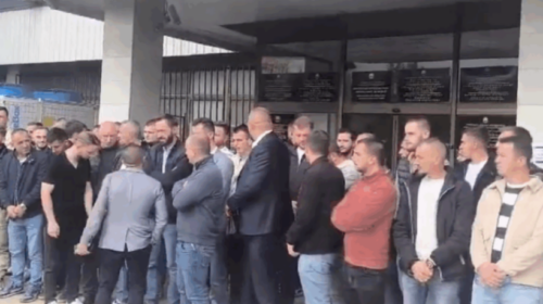 Mblidhen banorët e Çashkës para KSHZ, pritet shqyrtimi i ankesave