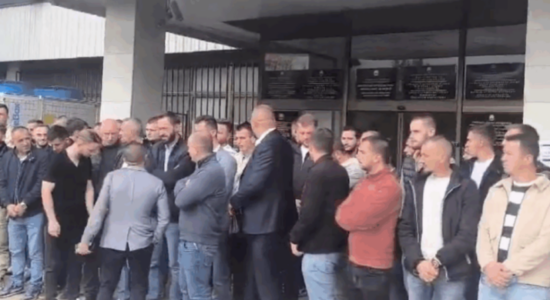 Mblidhen banorët e Çashkës para KSHZ, pritet shqyrtimi i ankesave