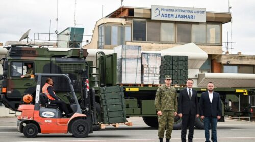 (FOTO) Kosova pranon dronët kamikazë nga Turqia