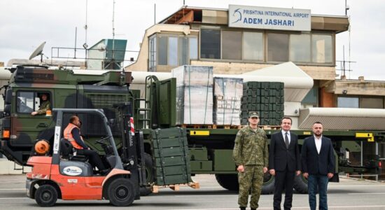 (FOTO) Kosova pranon dronët kamikazë nga Turqia