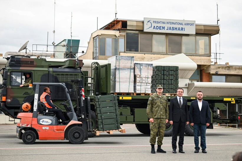 (FOTO) Kosova pranon dronët kamikazë nga Turqia