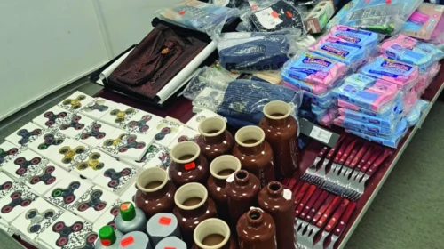 (VIDEO) Dogana sekuestron rreth tre mijë mallra të kontrabanduara në kufi