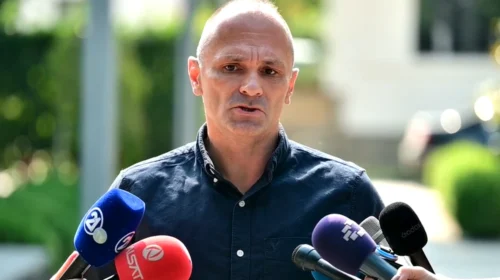 Filipçe: Mickoski sillet si kryeministër, gjykatës dhe prokuror në të njëjtën kohë