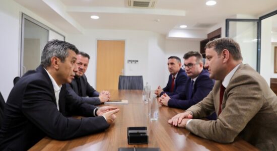 Izet Mexhiti priti Ambasadorin e Kosovës, Florian Qehaja: “Miqësia mes dy vendeve do të mbetet themel i së ardhmes sonë”