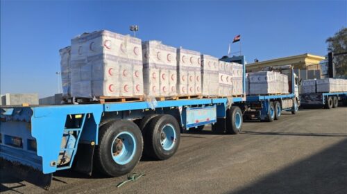 Kamionë me ndihma humanitare hyjnë në Gaza përmes pikës kufitare “Karam Abu Salem”