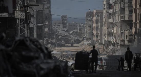 Ushtria izraelite nis një seri sulmesh në Gaza, shkel marrëveshjen e armëpushimit