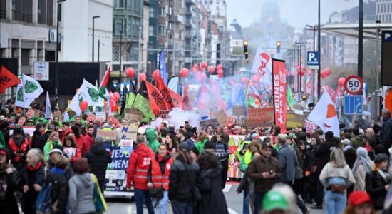 Mijëra njerëz dalin në rrugët e Brukselit ndërsa greva kombëtare shkakton trazira të mëdha