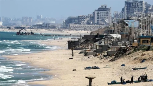 Palestinezët e zhvendosur strehohen në portin e shkatërruar në Gaza