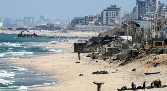 Palestinezët e zhvendosur strehohen në portin e shkatërruar në Gaza