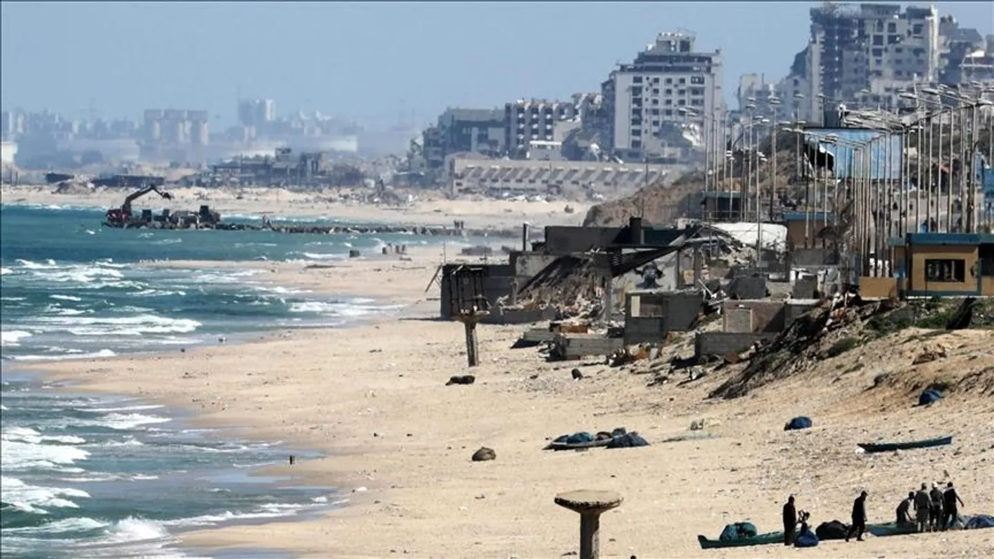 Palestinezët e zhvendosur strehohen në portin e shkatërruar në Gaza