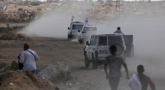 Hamasi fillon dorëzimin e eshtrave të 4 të burgosurve izraelitë Kryqit të Kuq në Gaza