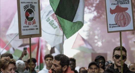Mijëra njerëz marshojnë në Udine kundër Izraelit para ndeshjes kualifikuese për Kupën e Botës
