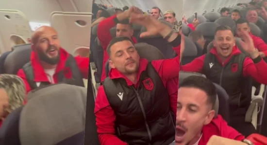 “Bac u kry” – Futbollistët e Shqipërisë i këndojnë Adem Jasharit në aeroplan pas fitores në Leskovc