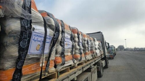 Kamionët me ndihma fillojnë të hyjnë në Gaza sipas marrëveshjes së armëpushimit