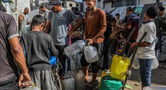 Palestinezët përballen me krizë të rëndë të ujit pas sulmeve izraelite në Khan Younis