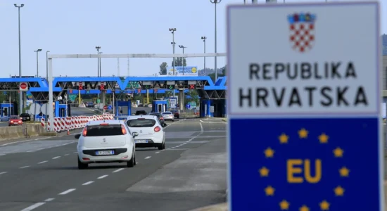 Rregulla të reja në kufirin me Kroacinë: Do të ketë korsi të ndara hyrjeje dhe daljeje edhe për udhëtarët nga Maqedonia