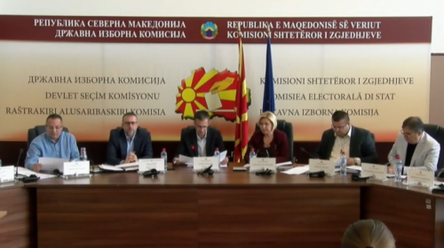 (VIDEO) Nis shpërndarja e materialit zgjedhor, flet-votimi më i gjatë gjysmë metri