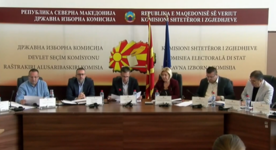 (VIDEO) Nis shpërndarja e materialit zgjedhor, flet-votimi më i gjatë gjysmë metri