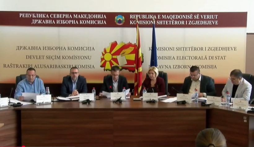 (VIDEO) Nis shpërndarja e materialit zgjedhor, flet-votimi më i gjatë gjysmë metri