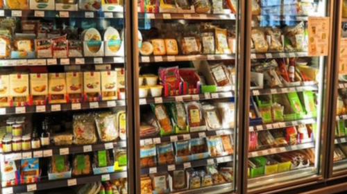 Franca ndalon hedhjen e ushqimit, detyron supermarketet ta japin për njerëzit në nevojë