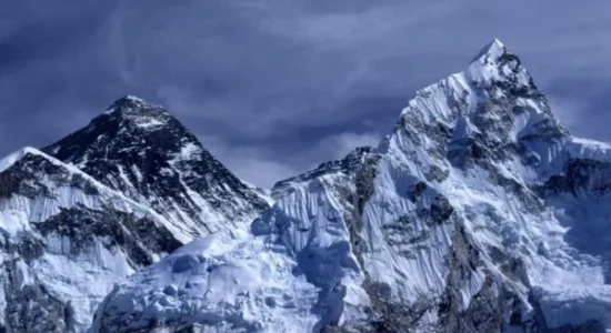 Gati 1 mijë njerëz të bllokuar në malin e Everest