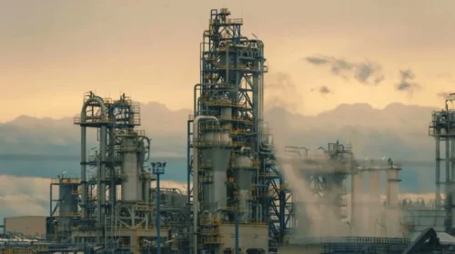 Rafineritë indiane tërhiqen nga nafta ruse – rritet frika nga sanksionet amerikane