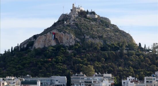Aktivistët grekë ngritën flamurin palestinez në majën e malit Likabet në Athinë
