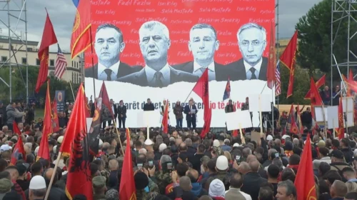 (VIDEO) Protestë në Tiranë, kërkohet drejtësi për ish–krerët e UÇK-së