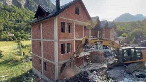 Rama publikon pamje nga prishja e ndërtimeve pa leje në Parkun e Valbonës: Ndaluni
