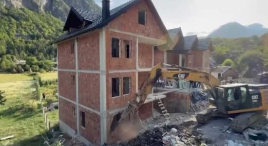 Rama publikon pamje nga prishja e ndërtimeve pa leje në Parkun e Valbonës: Ndaluni