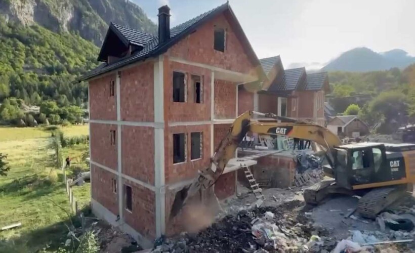 Rama publikon pamje nga prishja e ndërtimeve pa leje në Parkun e Valbonës: Ndaluni
