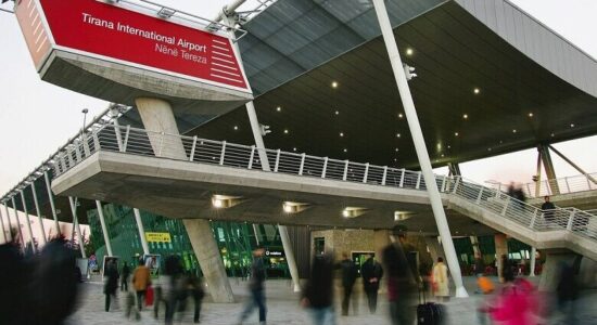 Ndalohen dy shtetas të Maqedonisë në Aeroportin e Tiranës, u sekuestrohen 22.805 euro