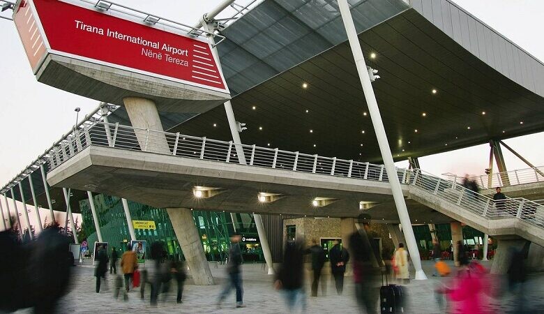 Ndalohen dy shtetas të Maqedonisë në Aeroportin e Tiranës, u sekuestrohen 22.805 euro