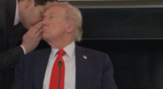 “Marrëveshja është arritur” – Çasti kur Rubio i pëshpërit lajmin Trumpit në vesh