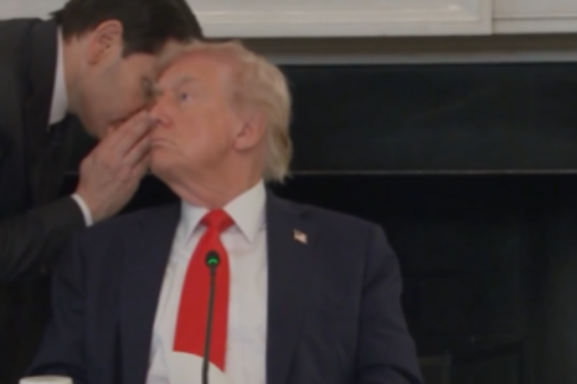 “Marrëveshja është arritur” – Çasti kur Rubio i pëshpërit lajmin Trumpit në vesh