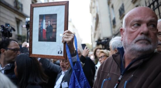 Mbështetësit e ish-presidentit francez Sarkozy protestojnë para shtëpisë së tij