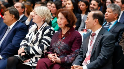 Siljanovska Davkova në Forumin paqësor të Parisit: Presim diskutime që do të kontribuojnë drejt zgjidhjes së sfidave më urgjente globale