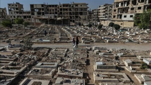 Siri, familjarët kërkojnë gjurmët e të afërmve të tyre në varrezat Yarmouk që u shkatërruan nga regjimi i Asadit